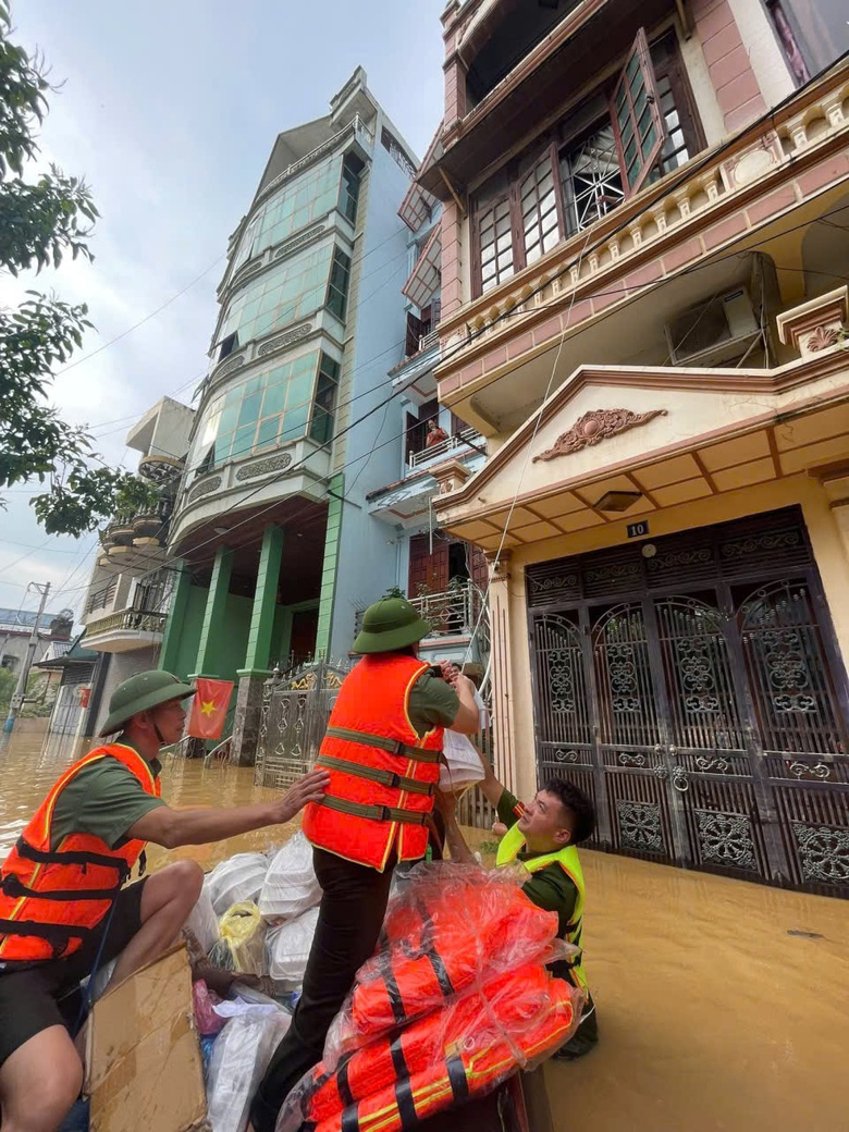 H&agrave;ng trăm chiến sĩ c&ocirc;ng an, qu&acirc;n đội dầm m&igrave;nh trong lũ hỗ trợ người d&acirc;n Cao Bằng- Ảnh 9.