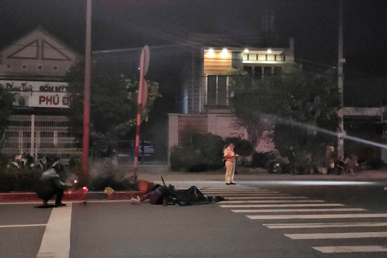 Lực lượng chức năng xử l&yacute; hiện trường vụ tai nạn.