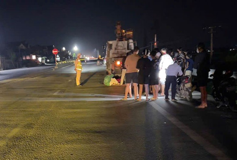 Hiện trường vụ tai nạn giao th&ocirc;ng khiến người đi xe m&aacute;y tử vong tại chỗ.