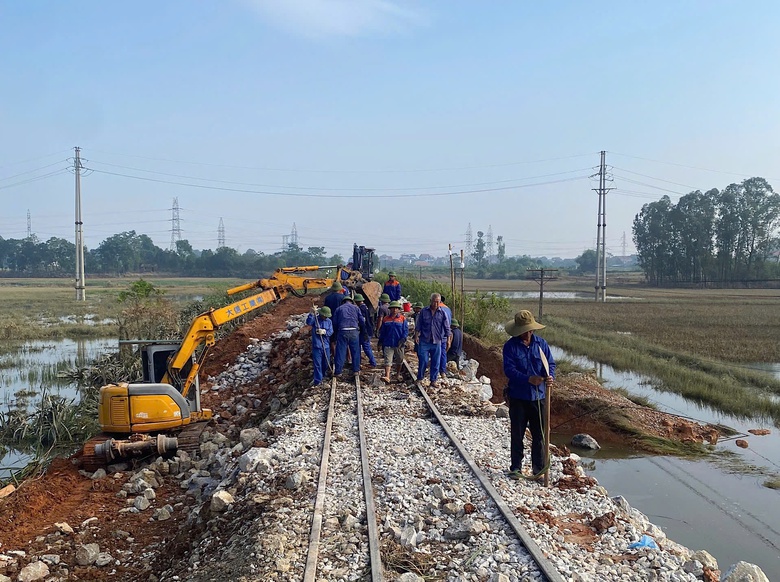 Đường sắt l&ecirc;n phương &aacute;n ứng ph&oacute; b&atilde;o số 12, bảo đảm an to&agrave;n chạy t&agrave;u- Ảnh 1.