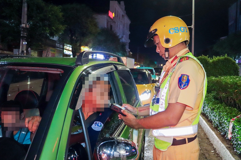 Cần Thơ: Bi h&agrave;i, "ma men" năn nỉ xin nhận lỗi, nộp phạt thay bạn- Ảnh 4.