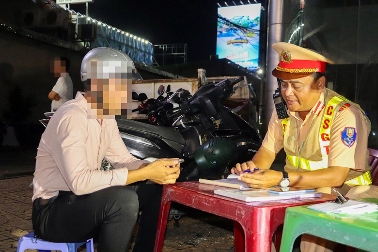 Cần Thơ: Bi h&agrave;i, "ma men" năn nỉ xin nhận lỗi, nộp phạt thay bạn- Ảnh 2.