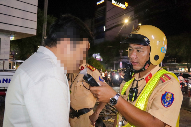 Cần Thơ: Bi h&agrave;i, "ma men" năn nỉ xin nhận lỗi, nộp phạt thay bạn- Ảnh 3.