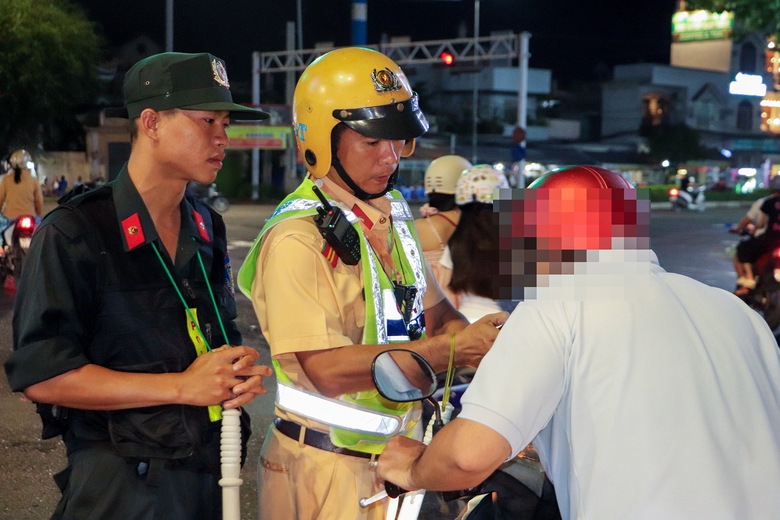 Cần Thơ: Bi h&agrave;i, "ma men" năn nỉ xin nhận lỗi, nộp phạt thay bạn- Ảnh 1.