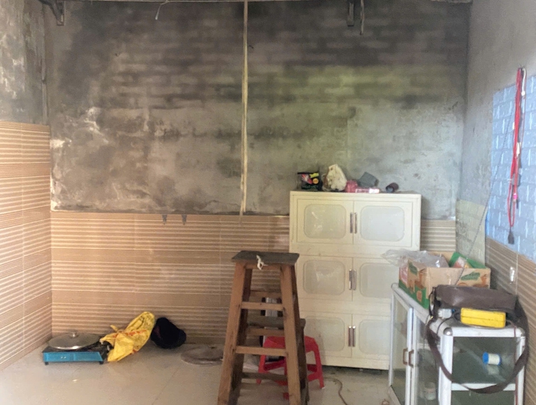 C&ocirc;ng an giải cứu b&eacute; g&aacute;i bốn tuổi bị bố đẻ treo l&ecirc;n trần nh&agrave; ở Bắc Ninh- Ảnh 1.