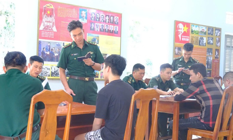 Tiếp nhận nh&oacute;m c&ocirc;ng d&acirc;n Việt được Campuchia trao trả ph&aacute;t hiện 6 người xuất cảnh tr&aacute;i ph&eacute;p- Ảnh 1.