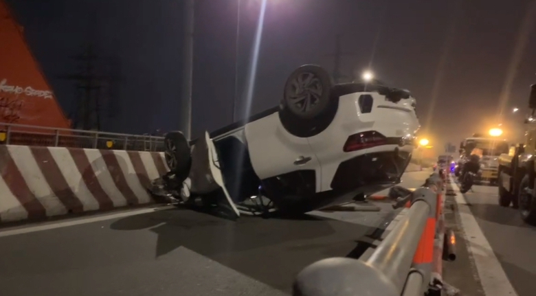 TP.HCM: Hai &ocirc; t&ocirc; va chạm tr&ecirc;n cầu B&igrave;nh Lợi l&uacute;c rạng s&aacute;ng, một t&agrave;i xế nguy kịch- Ảnh 1.