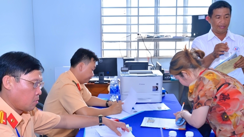 C&agrave; Mau: Tổng r&agrave; so&aacute;t, l&agrave;m sạch dữ liệu giấy ph&eacute;p l&aacute;i xe, số h&oacute;a hồ sơ đăng k&yacute; xe- Ảnh 2.