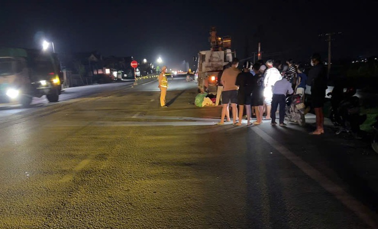 Xe m&aacute;y đ&acirc;m v&agrave;o đu&ocirc;i xe tải đỗ b&ecirc;n đường, một người tử vong- Ảnh 1.