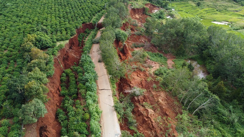 Vụ lở đất ở Gia Lai: Vết sạt "nuốt" 400m đường giao thông, đe dọa 6 nhà dân- Ảnh 2. Vụ lở đất ở Gia Lai: Vết sạt "nuốt" 400m đường giao thông, đe dọa 6 nhà dân- Ảnh 2.
