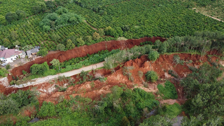 Vụ lở đất ở Gia Lai: Vết sạt "nuốt" 400m đường giao thông, đe dọa 6 nhà dân- Ảnh 1. Vụ lở đất ở Gia Lai: Vết sạt "nuốt" 400m đường giao thông, đe dọa 6 nhà dân- Ảnh 1.