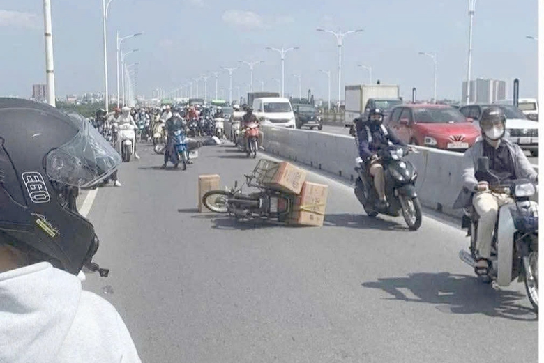 Thực hư vụ tài xế nhảy cầu Vĩnh Tuy sau va chạm giao thông làm một người tử vong- Ảnh 1. Thực hư vụ tài xế nhảy cầu Vĩnh Tuy sau va chạm giao thông làm một người tử vong- Ảnh 1.