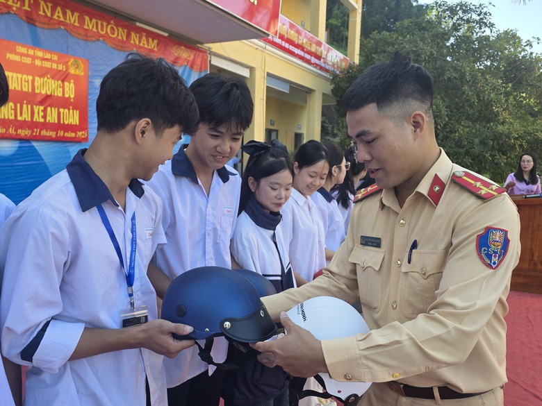 Hơn 1.000 học sinh L&agrave;o Cai được hướng dẫn kỹ năng l&aacute;i xe an to&agrave;n- Ảnh 2.