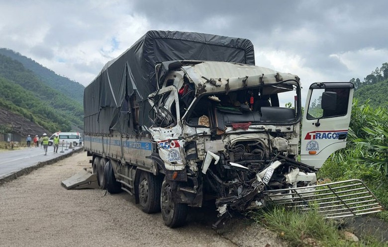 Xe tải BKS 64C - 077.34 n&aacute;t đầu sau tai nạn li&ecirc;n ho&agrave;n.