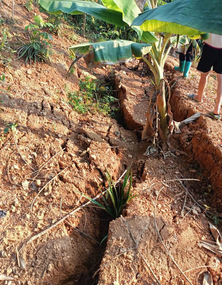 Thái Nguyên: Nguy cơ sạt lở đất đá đe dọa người dân ở xã Phúc Lộc- Ảnh 2. Thái Nguyên: Nguy cơ sạt lở đất đá đe dọa người dân ở xã Phúc Lộc- Ảnh 2.