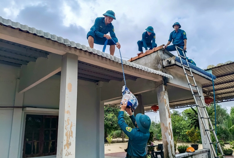 Đ&agrave; Nẵng: Học sinh nghỉ học, người d&acirc;n rốt r&aacute;o ch&egrave;n chống nh&agrave; cửa chống b&atilde;o số 12- Ảnh 2.