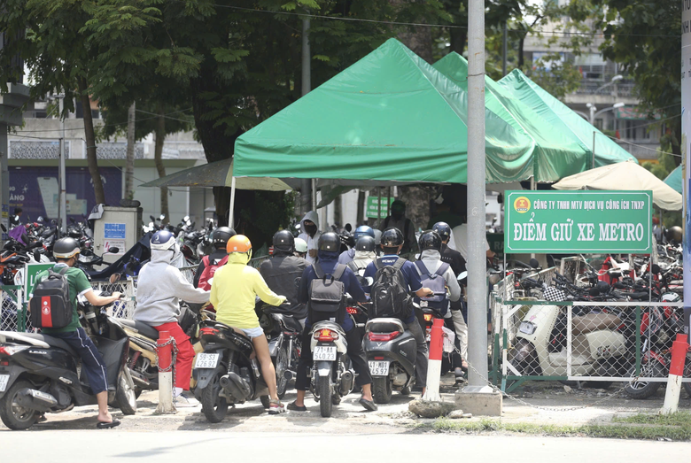 Người d&acirc;n đi metro loay hoay t&igrave;m chỗ gửi xe m&aacute;y: C&aacute;ch n&agrave;o h&oacute;a giải?- Ảnh 1.