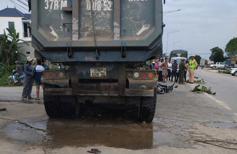 Nghệ An: Một ng&agrave;y, li&ecirc;n tiếp hai vụ tai nạn xe đầu k&eacute;o v&agrave; xe m&aacute;y khiến hai người tử vong- Ảnh 2.