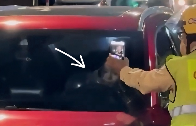 Nữ ca sĩ mang 4 b&igrave;nh kh&iacute; cười tr&ecirc;n &ocirc; t&ocirc;, "bơ" hiệu lệnh của CSGT bị phạt gần 40 triệu đồng- Ảnh 1.