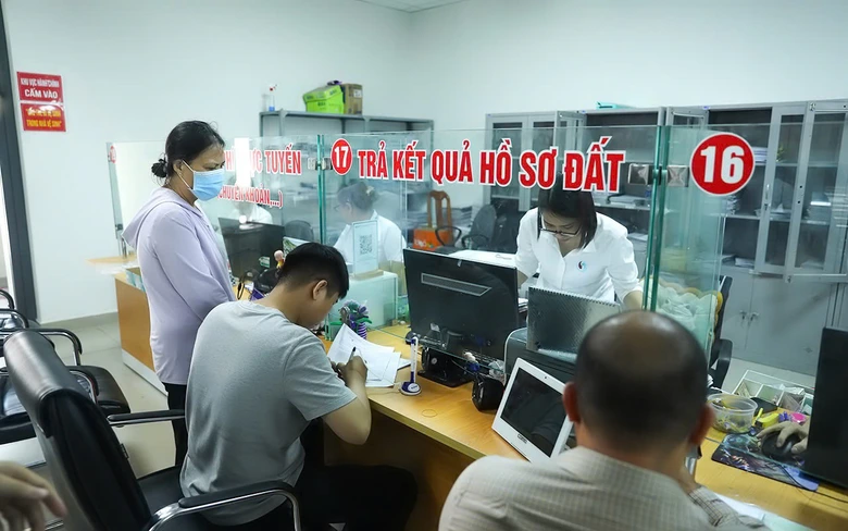 Sổ đỏ sắp được t&iacute;ch hợp v&agrave;o VNeID, người d&acirc;n kh&ocirc;ng cần xuất tr&igrave;nh bản giấy- Ảnh 1.