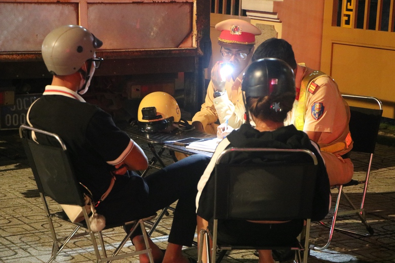 TP.HCM: Sau bữa tiệc 20/10, "ma men" đổi l&aacute;i cho bạn g&aacute;i vẫn kh&ocirc;ng tho&aacute;t phạt tiền triệu- Ảnh 3.