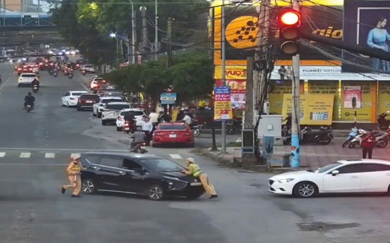 Tạm giữ h&igrave;nh sự đối tượng lao xe &ocirc; t&ocirc; v&agrave;o c&aacute;n bộ c&ocirc;ng an ở Nghệ An- Ảnh 3.