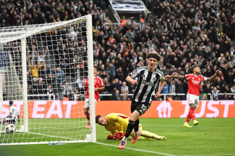 Harvey Barnes tỏa s&aacute;ng, Newcastle v&ugrave;i dập Benfica tại Champions League- Ảnh 1.