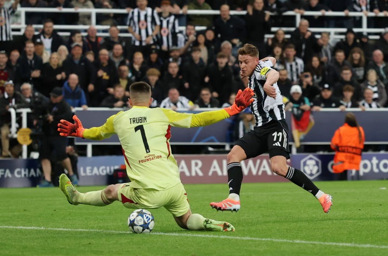 Harvey Barnes tỏa s&aacute;ng, Newcastle v&ugrave;i dập Benfica tại Champions League- Ảnh 2.