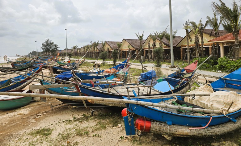 Quảng Trị: Tàu thuyền vào nơi trú tránh bão, người dân vẫn tranh thủ mót “lộc” ven bờ- Ảnh 1. Quảng Trị: Tàu thuyền vào nơi trú tránh bão, người dân vẫn tranh thủ mót “lộc” ven bờ- Ảnh 1.
