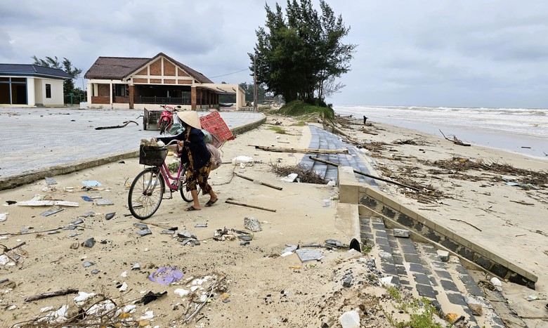 Quảng Trị: Tàu thuyền vào nơi trú tránh bão, người dân vẫn tranh thủ mót “lộc” ven bờ- Ảnh 12. Quảng Trị: Tàu thuyền vào nơi trú tránh bão, người dân vẫn tranh thủ mót “lộc” ven bờ- Ảnh 12.