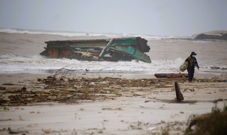 Quảng Trị: Tàu thuyền vào nơi trú tránh bão, người dân vẫn tranh thủ mót “lộc” ven bờ- Ảnh 7. Quảng Trị: Tàu thuyền vào nơi trú tránh bão, người dân vẫn tranh thủ mót “lộc” ven bờ- Ảnh 7.