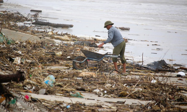 Quảng Trị: Tàu thuyền vào nơi trú tránh bão, người dân vẫn tranh thủ mót “lộc” ven bờ- Ảnh 6. Quảng Trị: Tàu thuyền vào nơi trú tránh bão, người dân vẫn tranh thủ mót “lộc” ven bờ- Ảnh 6.