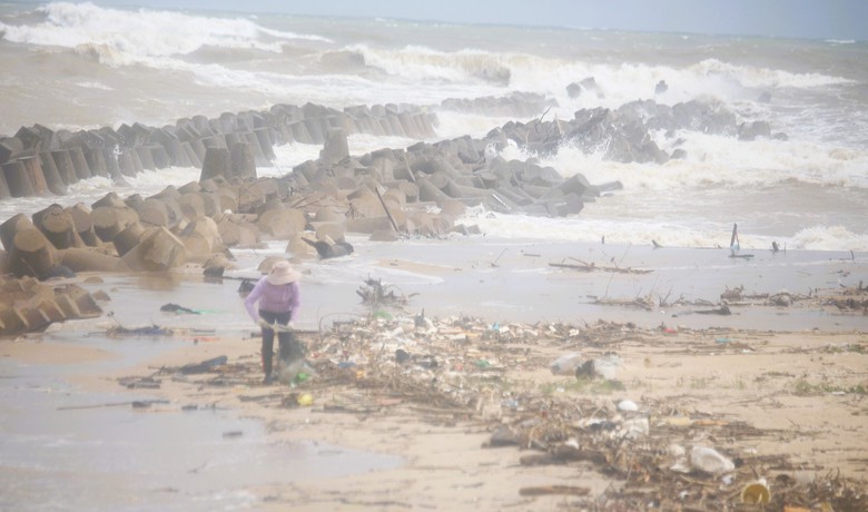 Quảng Trị: Tàu thuyền vào nơi trú tránh bão, người dân vẫn tranh thủ mót “lộc” ven bờ- Ảnh 8. Quảng Trị: Tàu thuyền vào nơi trú tránh bão, người dân vẫn tranh thủ mót “lộc” ven bờ- Ảnh 8.