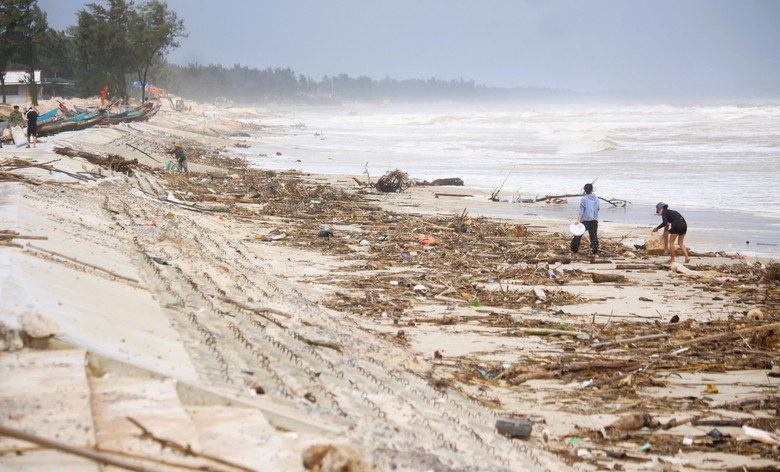 Quảng Trị: Tàu thuyền vào nơi trú tránh bão, người dân vẫn tranh thủ mót “lộc” ven bờ- Ảnh 9. Quảng Trị: Tàu thuyền vào nơi trú tránh bão, người dân vẫn tranh thủ mót “lộc” ven bờ- Ảnh 9.