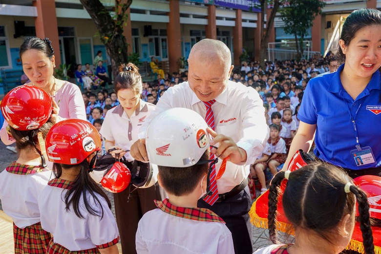 Trao mũ bảo hiểm, chia sẻ kiến thức ATGT cho h&agrave;ng ngh&igrave;n học sinh tiểu học ở TP.HCM- Ảnh 1.