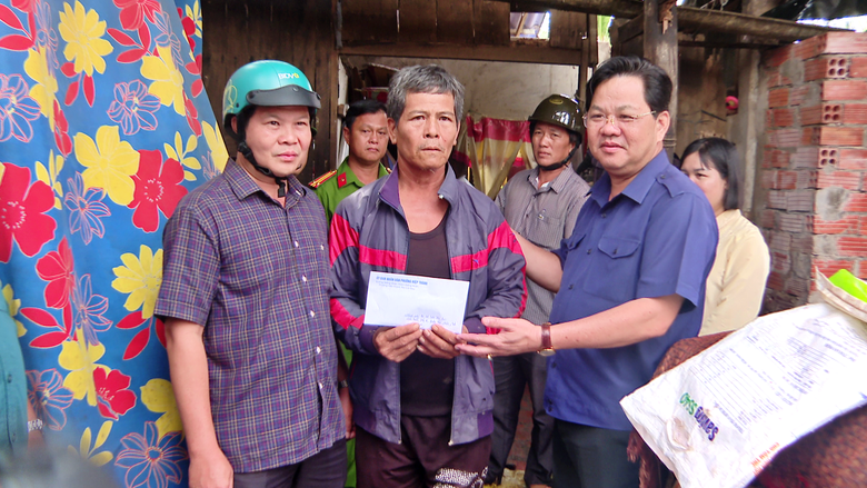 C&agrave; Mau: Kịp thời hỗ trợ gia đ&igrave;nh c&oacute; nh&agrave; bị ảnh hưởng bởi lốc xo&aacute;y- Ảnh 1.