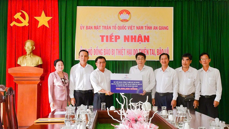 EVNSPC đóng góp gần 10 tỷ đồng ủng hộ đồng bào khắc phục hậu quả bão lũ và nhân dân Cu Ba- Ảnh 2. EVNSPC đóng góp gần 10 tỷ đồng ủng hộ đồng bào khắc phục hậu quả bão lũ và nhân dân Cu Ba- Ảnh 2.