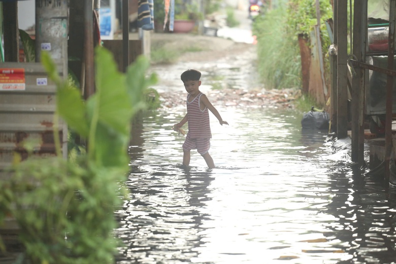 TP.HCM: Người d&acirc;n khổ sở b&igrave; b&otilde;m lội nước cạnh cống ngăn triều- Ảnh 4.