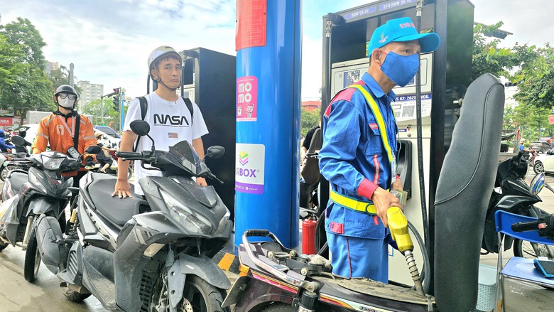 Gi&aacute; xăng dầu li&ecirc;n tục đổi chiều: Cuối năm sẽ ra sao?- Ảnh 1.