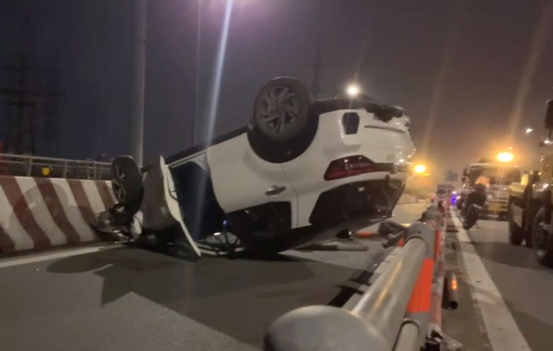 Hiện trường vụ tai nạn khiến một t&agrave;i xế nguy kịch.