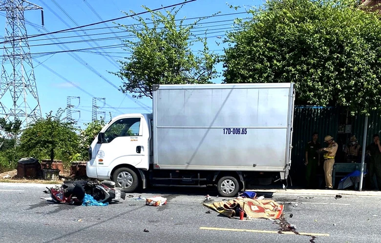 Hiện trường vụ tai nạn giao th&ocirc;ng l&agrave;m 1 người đi xe m&aacute;y tử vong.