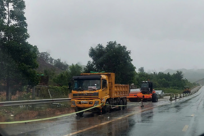 Tạm dừng nhiều mũi thi c&ocirc;ng cao tốc qua miền Trung do ảnh hưởng b&atilde;o số 12- Ảnh 1.