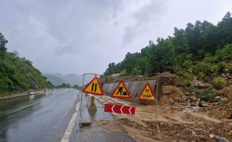 Tạm dừng nhiều mũi thi c&ocirc;ng cao tốc qua miền Trung do ảnh hưởng b&atilde;o số 12- Ảnh 2.