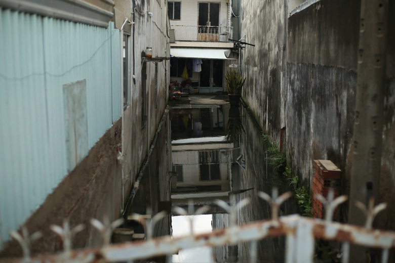 TP.HCM: Người d&acirc;n khổ sở b&igrave; b&otilde;m lội nước cạnh cống ngăn triều- Ảnh 6.