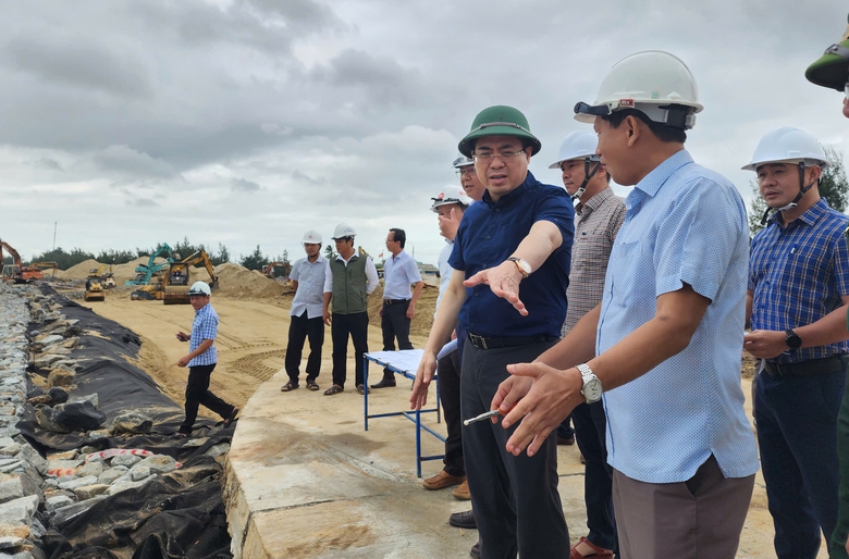 Quảng Ng&atilde;i kiểm so&aacute;t thủy điện điều tiết nước; Đ&agrave; Nẵng phong tỏa đường Như Nguyệt- Ảnh 1.