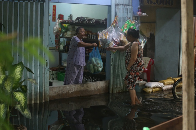 TP.HCM: Người d&acirc;n khổ sở b&igrave; b&otilde;m lội nước cạnh cống ngăn triều- Ảnh 8.