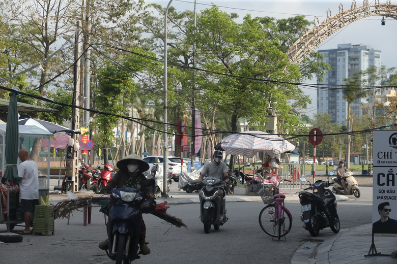 Nghệ An: D&acirc;y c&aacute;p s&agrave; xuống đường, hiểm họa r&igrave;nh rập người tham gia giao th&ocirc;ng- Ảnh 2.