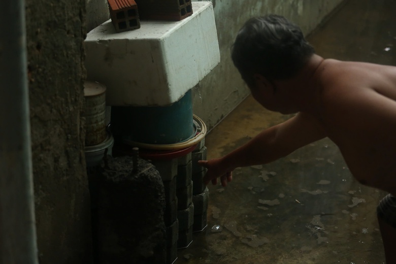 TP.HCM: Người d&acirc;n khổ sở b&igrave; b&otilde;m lội nước cạnh cống ngăn triều- Ảnh 11.