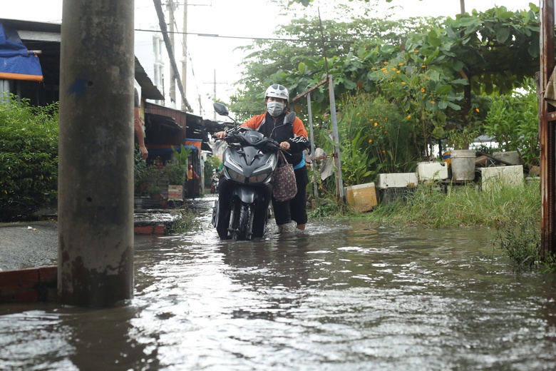 TP.HCM: Người d&acirc;n khổ sở b&igrave; b&otilde;m lội nước cạnh cống ngăn triều- Ảnh 9.