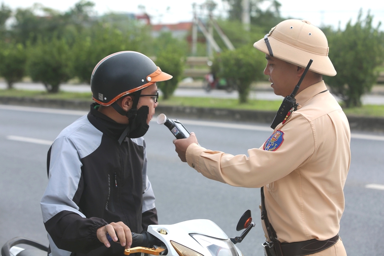 CSGT Thanh H&oacute;a chốt chặn kh&eacute;p k&iacute;n ng&agrave;y đ&ecirc;m, ki&ecirc;n quyết xử l&yacute; "ma men" l&aacute;i xe- Ảnh 1.
